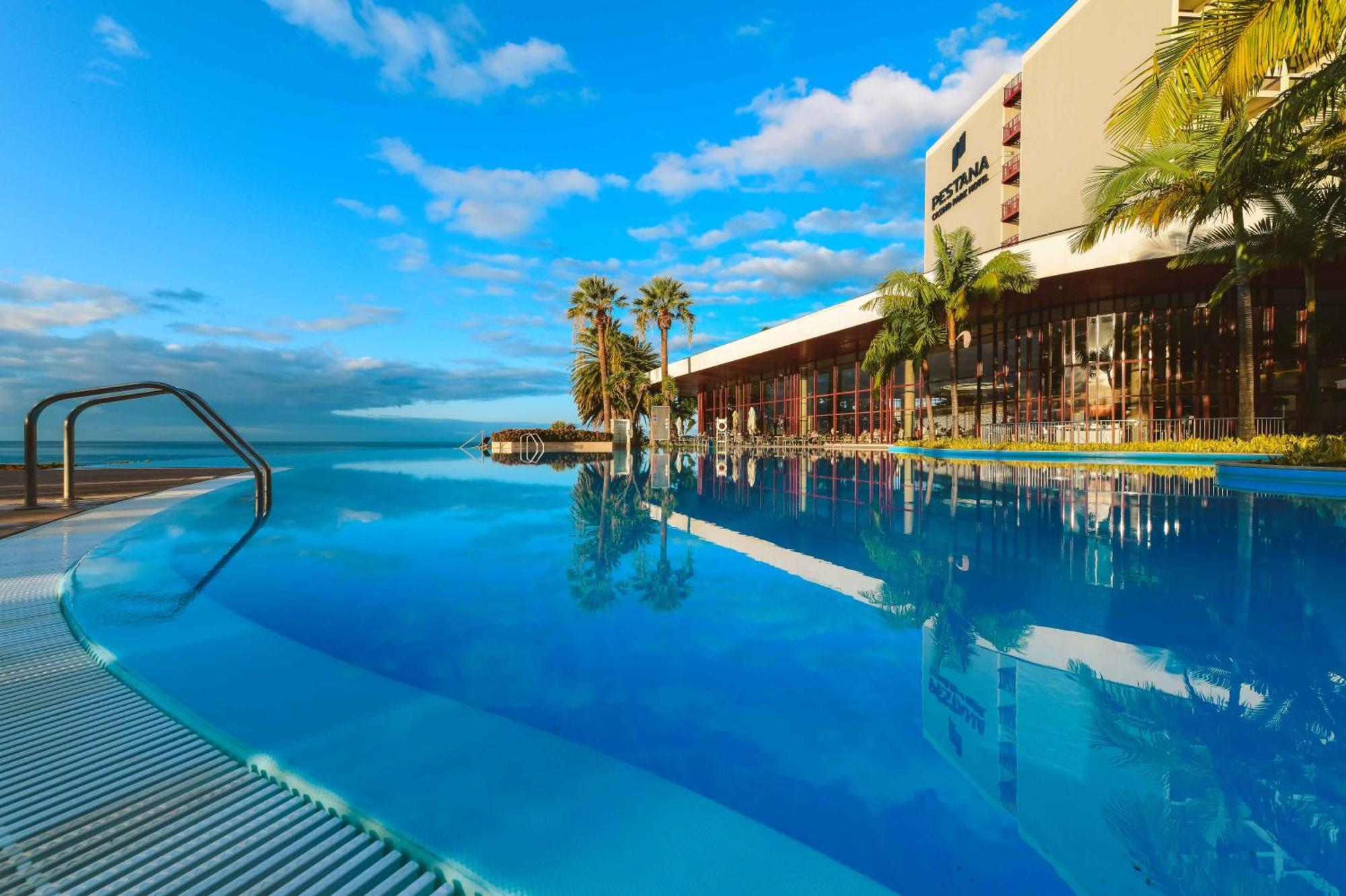 Pestana Casino Park Hotel & Casino Funchal  Exterior photo Infinity pool at the hotel